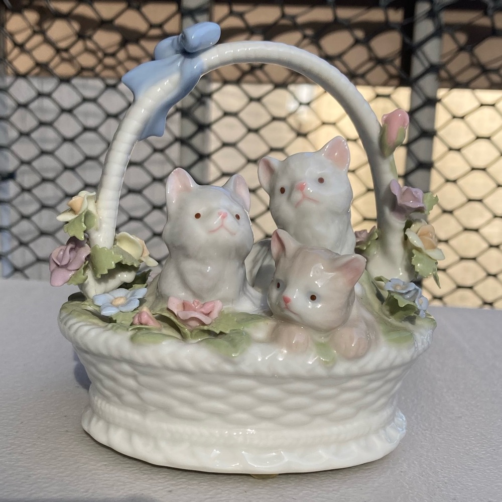 Porcelain Wind Up Music Box 3 Kittens in a White Woven Basket Flowers Cat Bows